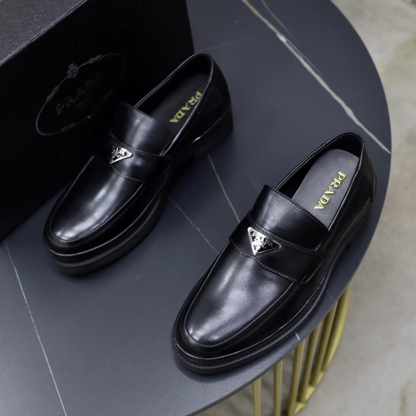 Ex-factory price: 500💰🙅‍♂️🙅‍♂️🙅‍♂️ Brand: PRADA Standard code: Men's code 38-44 (45 can be customized) Grade: Same style as the official website Original order quality Material: Original cowhide surface Comfortable lining Original outsole Style category: Men's fashionable casual leather shoes Distinguished big-name luxury elements Top luxury Color: Color of the actual picture